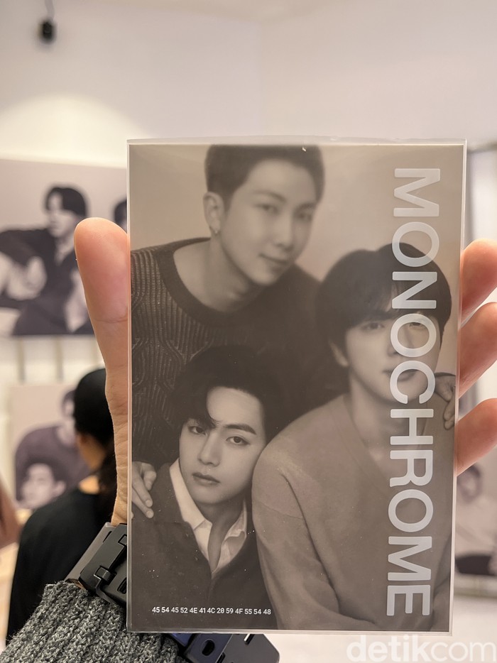 Media preview BTS POP-UP: MONOCHROME IN JAKARTA digelar Rabu (8/5/2024). Pop-store eksklusif BTS ini dibuka untuk umum mulai 9 Mei - 23 Juni 2024 di METRO Department Store GF mal Gandaria City.