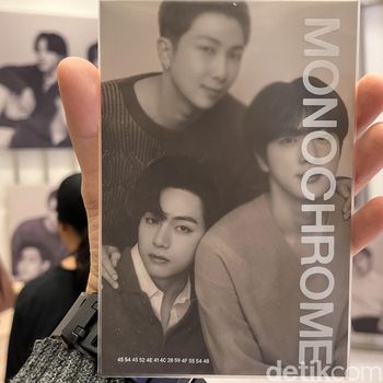 Media preview BTS POP-UP: MONOCHROME IN JAKARTA digelar Rabu (8/5/2024). Pop-store eksklusif BTS ini dibuka untuk umum mulai 9 Mei - 23 Juni 2024 di METRO Department Store GF mal Gandaria City.