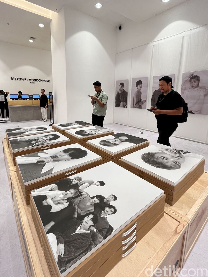 Media preview BTS POP-UP: MONOCHROME IN JAKARTA digelar Rabu (8/5/2024). Pop-store eksklusif BTS ini dibuka untuk umum mulai 9 Mei - 23 Juni 2024 di METRO Department Store GF mal Gandaria City.