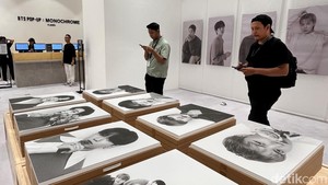 Nah, item termahalnya ini nih, canvas poster berukuran jumbo! Harganya Rp 3,4 jutaan aja. (Foto: Atmi Ahsani Yusron/detikcom)