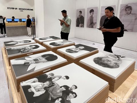 Media preview BTS POP-UP: MONOCHROME IN JAKARTA digelar Rabu (8/5/2024). Pop-store eksklusif BTS ini dibuka untuk umum mulai 9 Mei - 23 Juni 2024 di METRO Department Store GF mal Gandaria City.