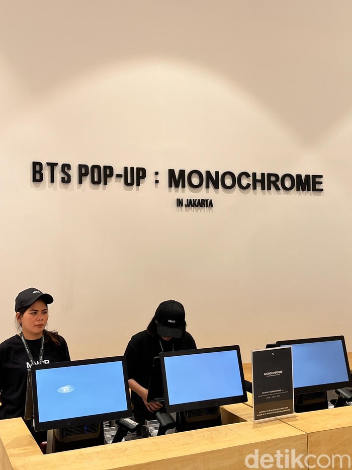 Media preview BTS POP-UP: MONOCHROME IN JAKARTA digelar Rabu (8/5/2024). Pop-store eksklusif BTS ini dibuka untuk umum mulai 9 Mei - 23 Juni 2024 di METRO Department Store GF mal Gandaria City.