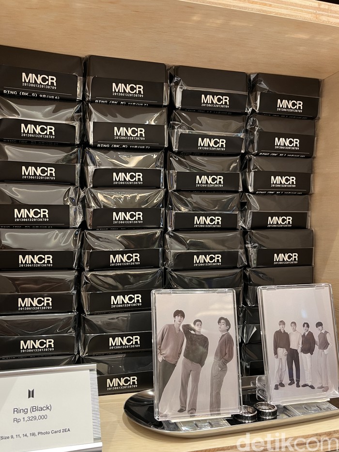 Media preview BTS POP-UP: MONOCHROME IN JAKARTA digelar Rabu (8/5/2024). Pop-store eksklusif BTS ini dibuka untuk umum mulai 9 Mei - 23 Juni 2024 di METRO Department Store GF mal Gandaria City.
