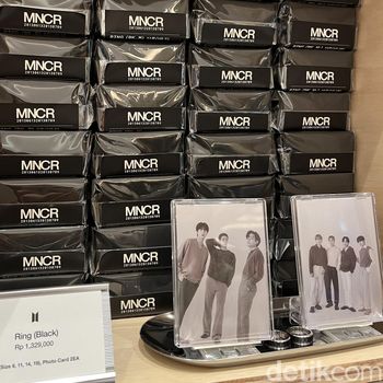 Media preview BTS POP-UP: MONOCHROME IN JAKARTA digelar Rabu (8/5/2024). Pop-store eksklusif BTS ini dibuka untuk umum mulai 9 Mei - 23 Juni 2024 di METRO Department Store GF mal Gandaria City.
