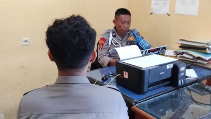 Briptu AD menjalani pemeriksaan di Propam Polres Bulukumba, Sulawesi Selatan (Sulsel).