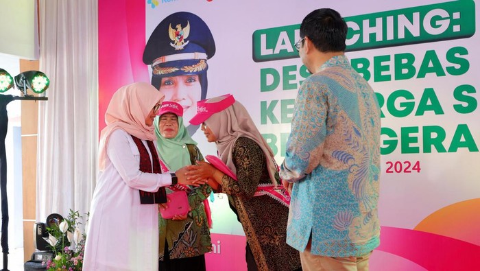 Bupati Banyuwangi Ipuk Fiestiandani saat meluncurkan Desa Bebas Nyamuk.