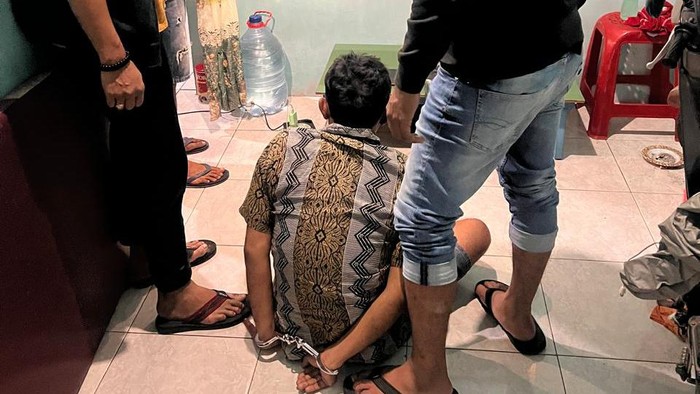 Buron perampok toko kelontong di Kediri ditangkap diwarnai aksi perlawanan dengan sajam.