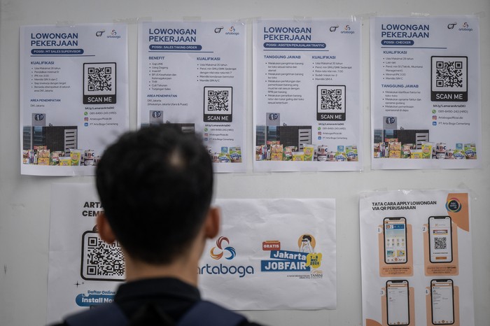 Petugas melayani para pencari kerja di salah satu stan perusahaan saat Job Fair 2024 di Jakarta, Rabu (8/5/2024). Pemerintah setempat menyelenggarakan Job Fair atau bursa kerja untuk mengurangi pengangguran dimana Badan Pusat Statistik (BPS) Provinsi DKI Jakarta menyebut saat ini angka penggangguran di Jakarta mencapai 328 ribu orang per Februari 2024. ANTARA FOTO/Bayu Pratama S/foc.