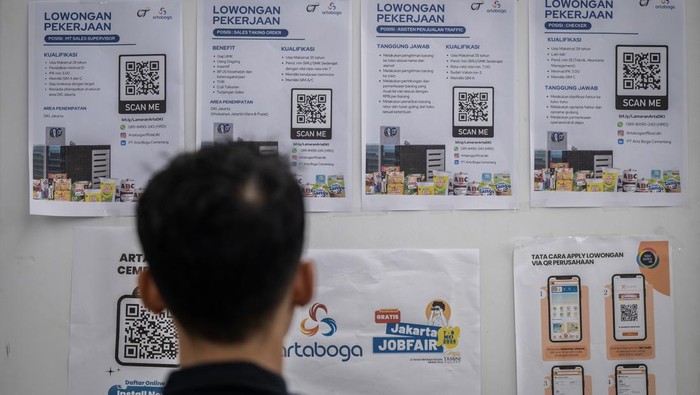 Petugas melayani para pencari kerja di salah satu stan perusahaan saat Job Fair 2024 di Jakarta, Rabu (8/5/2024). Pemerintah setempat menyelenggarakan Job Fair atau bursa kerja untuk mengurangi pengangguran dimana Badan Pusat Statistik (BPS) Provinsi DKI Jakarta menyebut saat ini angka penggangguran di Jakarta mencapai 328 ribu orang per Februari 2024. ANTARA FOTO/Bayu Pratama S/foc.