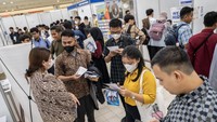 Petugas melayani para pencari kerja di salah satu stan perusahaan saat Job Fair 2024 di Jakarta, Rabu (8/5/2024).  