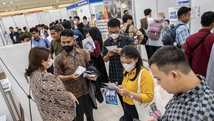 Bursa kerja untuk kurangi penggangguran Petugas melayani para pencari kerja di salah satu stan perusahaan saat Job Fair 2024 di Jakarta, Rabu (8/5/2024). Pemerintah setempat menyelenggarakan Job Fair atau bursa kerja untuk mengurangi pengangguran dimana Badan Pusat Statistik (BPS) Provinsi DKI Jakarta menyebut saat ini angka penggangguran di Jakarta mencapai 328 ribu orang per Februari 2024. ANTARA FOTO/Bayu Pratama S/foc.