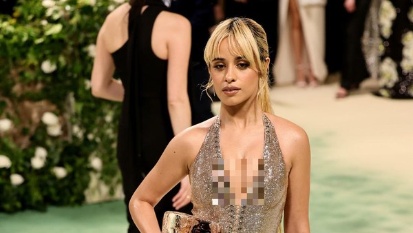 Foto: Gaya Unik Camila Cabello di Met Gala 2024, Bawa Balok Es di Red Carpet