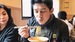 Seru! Begini Potret Chand Kelvin Jajan Mie hingga Ketupat Sayur