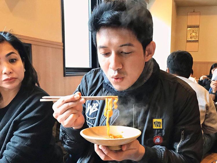 Seru! Begini Potret Chand Kelvin Jajan Mie hingga Ketupat Sayur