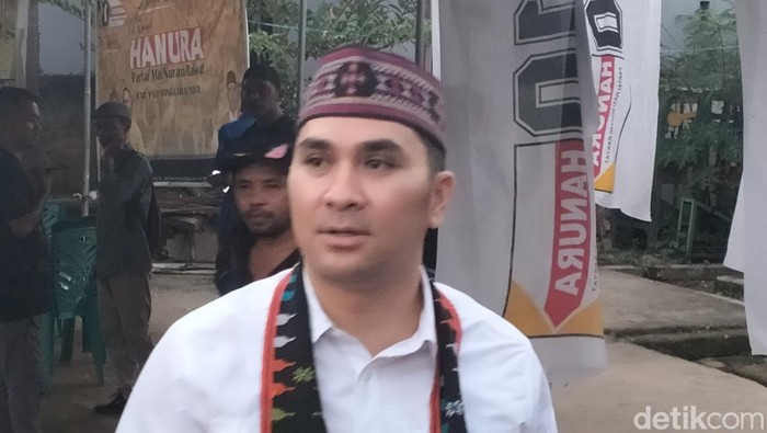 Bakal calon bupati Manggarai Barat Christo Mario Y. Pranda seusai mendaftar di Partai Hanura di Labuan Bajo, Rabu (8/5/2024) sore. (Ambrosius Ardin)