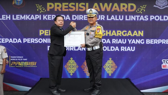 Dirlantas Polda Riau Kombes Taufiq menerima penghargaan