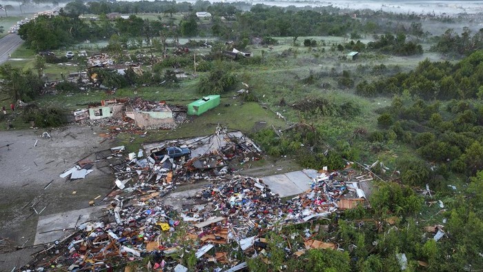 Disapu Tornado, Ratusan Rumah di Oklahoma Rata dengan Tanah Joy King, left, and her granddaughter Crystal Maxey hug in front of King's house that was destroyed by a tornado Tuesday, May 7, 2024 in Barnsdall, Okla. The two were looking for King's cats and salvaging what items they could. (Mike Simons/Tulsa World via AP)