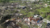 Sejumlah kawasan terlihat rata dengan tanah setelah dihantam tornado.