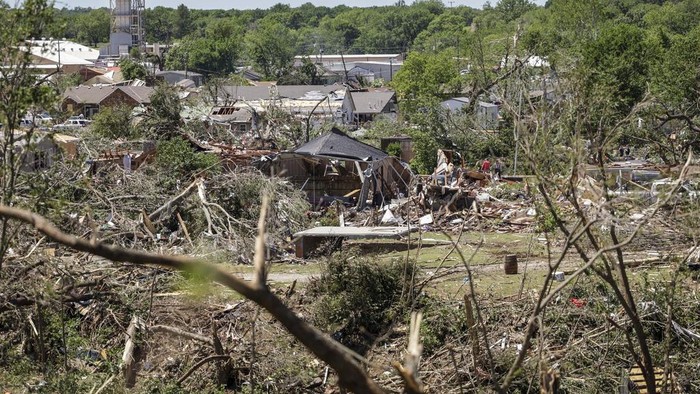 Disapu Tornado, Ratusan Rumah di Oklahoma Rata dengan Tanah Joy King, left, and her granddaughter Crystal Maxey hug in front of King's house that was destroyed by a tornado Tuesday, May 7, 2024 in Barnsdall, Okla. The two were looking for King's cats and salvaging what items they could. (Mike Simons/Tulsa World via AP)