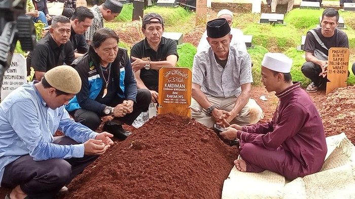 Dorman Borisman Dimakamkan Bersama Kaki Amputasinya