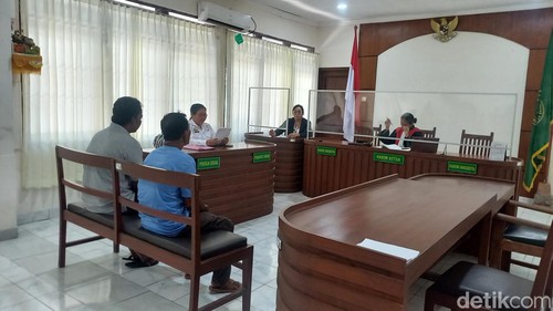 Dua pemilik warung makan di Desa Bungkulan, Kecamatan Sawan, Kabupaten Buleleng, Komang Sarjana dan Nyoman Sudika, bersidang di PN Singaraja, Rabu (8/5/2024) akibat menjual masakan daging anjing. (Made Wijaya Kusuma/detikBali)