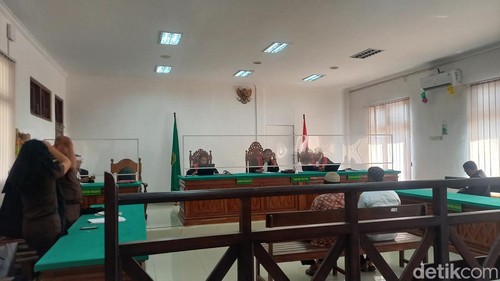 Dua terdakwa kasus penodaan Nyepi, Ahmad Zaini dan Muhammad Rasyad, menjalani sidang tuntutan di PN Singaraja, Rabu (8/5/2024). (Made Wijaya Kusuma/detikBali)