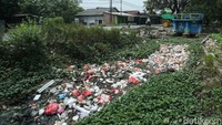 Sampah bekas limbah rumah tangga dan sterofoam nampak menumpuk di kali.  