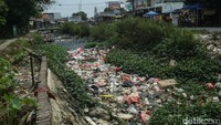 Bau tak sedap juga keluar dari tumpukan sampah yang tak kunjung di evakuasi.