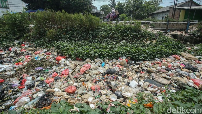 Duh.. Kali di Cikarang Dipenuhi Sampah Akibat kurangnya kesadaran warga dalam menjaga lingkungan, kali di kawasan Pulo Sirih, Cikarang penuh dengan sampah. Hal itu membuat bau tak sedap keluar dari kali tersebut.