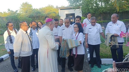 Duta Besar Vatikan untuk Indonesia, Mgr Piero Pioppo, tiba di Kupang, NTT.