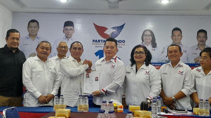 Edy Rahyamadi saat mendaftar sebagai bacalon Gubsu ke Perindo Sumut. (Nizar Aldi/detikSumut)