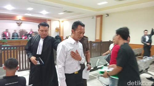 Eks Kades Kebon Padangan, Kecamatan Pupuan, Kabupaten Tabanan, I Made Arif Hartawan, seusai menjalani sidang vonis di PN Tipikor Denpasar, Rabu (8/5/2024). (Aryo Mahendro/detikBali)