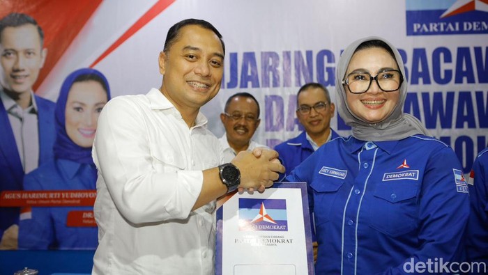 Eri Cahyadi resmi serahkan formulir pendaftaran bacawali dan berkas persyaratan ke Ketua DPC Demokrat Surabaya Lucy Kurniasari.