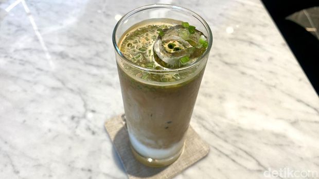 Es kopi daun bawang yang sedang viral.