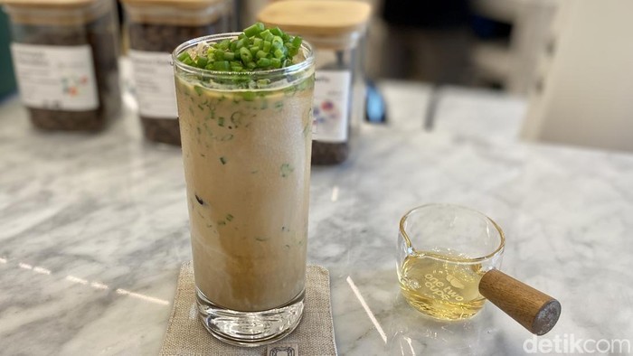 Es kopi daun bawang yang sedang viral.