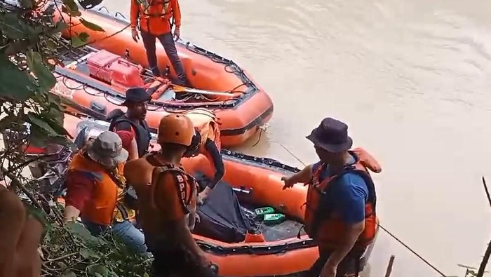 Evakuasi jasad pengukur kedalaman sungai yang tenggelam di Asahan. (Istimewa).