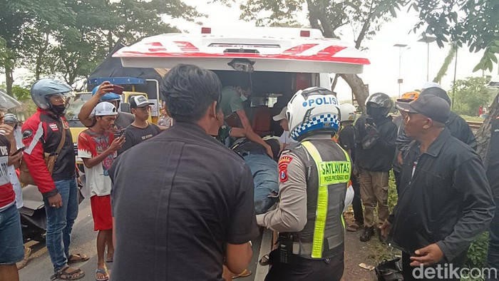 Evakuasi korban kecelakaan Harley Davidson yang tewaskan dr Aziz dan istrinya.