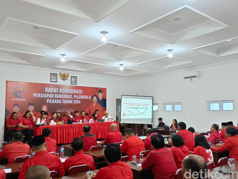 Foto Jokowi sudah terpasang saat Rakor PDIP Sumut berlangsung