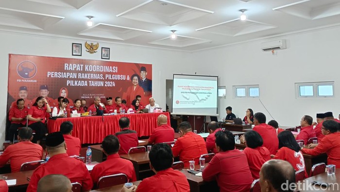 Foto Jokowi sudah terpasang saat Rakor PDIP Sumut berlangsung