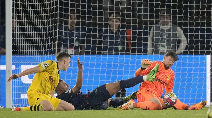 PSGs Kylian Mbappe, center, fails to score past Dortmunds goalkeeper Gregor Kobel, right, during the Champions League semifinal second leg soccer match between Paris Saint-Germain and Borussia Dortmund at the Parc des Princes stadium in Paris, France, Tuesday, May 7, 2024. (AP Photo/Christophe Ena)
