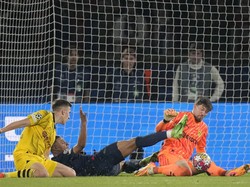 Sepanjang laga di Paris, Kobel menjaga gawangnya tetap perawan. Dortmund menyudahi laga di markas PSG dengan kemenangan 1-0. Foto: AP/Christophe Ena