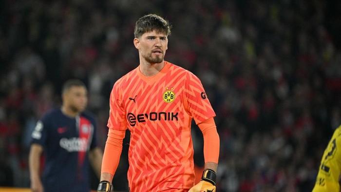 PARIS, FRANCE - MAY 7: Gregor Kobel of Borussia Dortmund reacts during the UEFA Champions League semi-final second leg match between Paris Saint-Germain and Borussia Dortmund at Parc des Princes on May 7, 2024 in Paris, France.(Photo by Lionel Hahn/Getty Images)