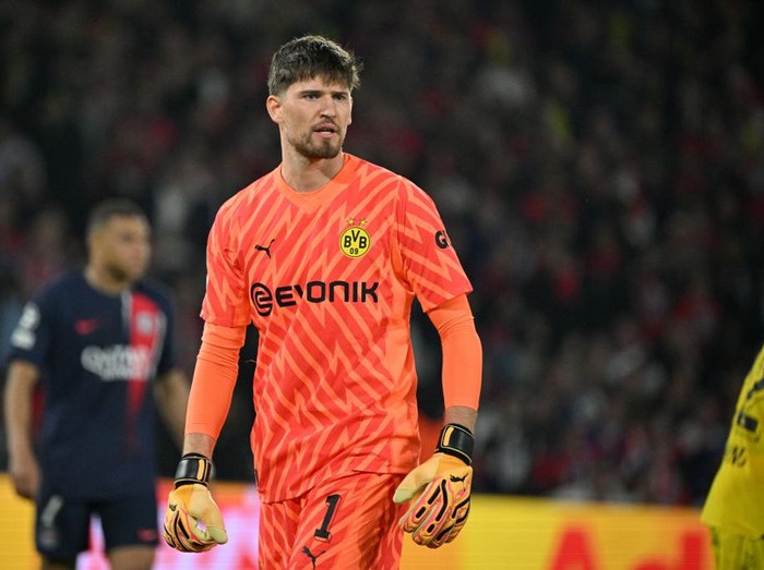 PARIS, FRANCE - MAY 7: Gregor Kobel of Borussia Dortmund reacts during the UEFA Champions League semi-final second leg match between Paris Saint-Germain and Borussia Dortmund at Parc des Princes on May 7, 2024 in Paris, France.(Photo by Lionel Hahn/Getty Images)