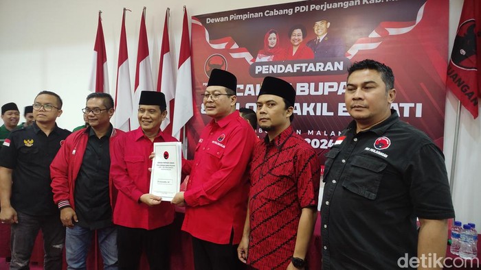 Gunawan, Anggota DPRD Jatim Fraksi PDIP serahkan berkas ke Ketua DPC PDIP Malang.