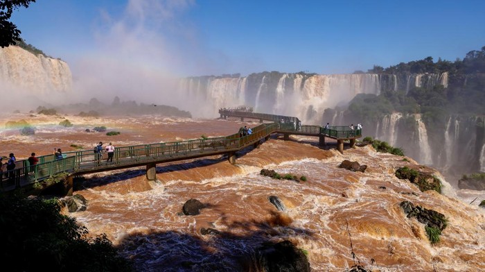 Hujan Lebat di Brasil Bikin Air Terjun Iguazu Meluap People tour Iguazu Falls, which are currently at full water capacity due to the rains in southern Brazil, at Iguazu Falls, Brazil, May 7, 2024. REUTERS/Kiko Sierich