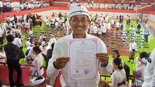 I Nyoman Pageh (52) saat menerima SK PPPK setelah selama 21 tahun mengabdi sebagai guru honorer di Karangasem, Rabu (8/5/2024). (I Wayan Selamat Juniasa)