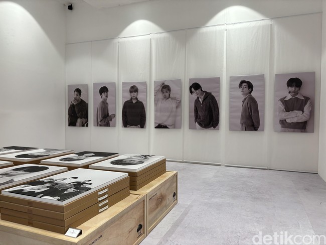 Tepat di depan jejeran merchandise Canvas Photo, yang harganya mencapai Rp 3,729,000. Ada spot khusus untuk berfoto dengan banner bias favorit kamu di BTS. Foto: dok. R Chairini Putong/Wolipop