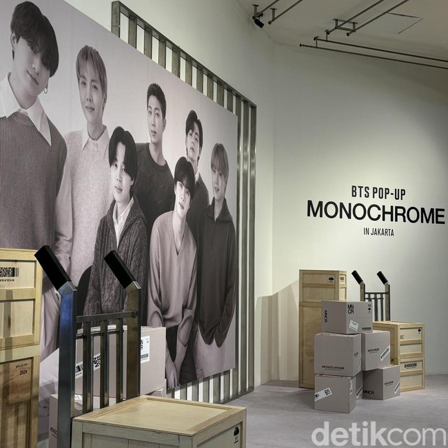 Foto: Intip BTS POP UP MONOCHROME di Jakarta, Penuh Spot Aesthetic