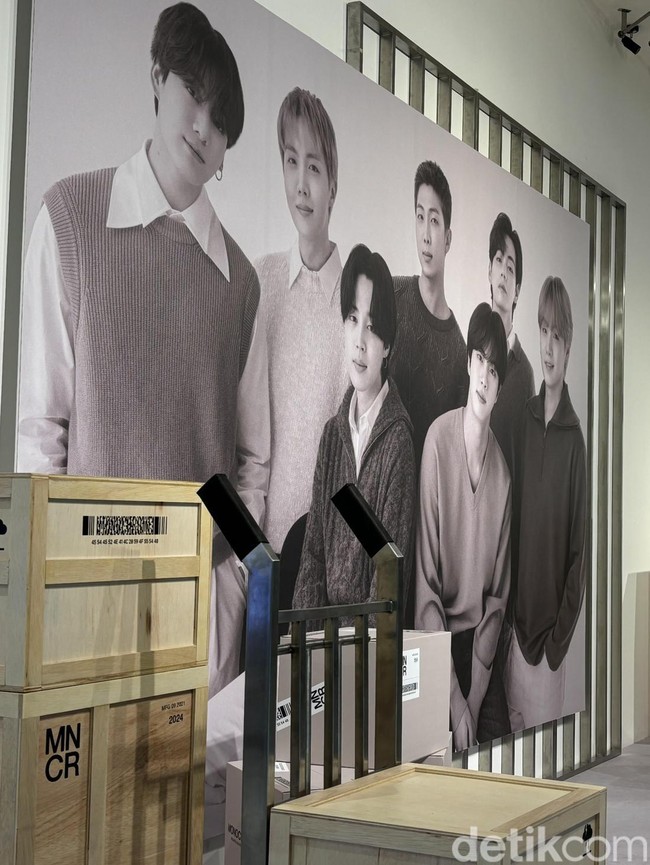 Foto: Intip BTS POP UP MONOCHROME di Jakarta, Penuh Spot Aesthetic