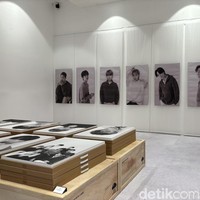 Tepat di depan jejeran merchandise Canvas Photo, yang harganya mencapai Rp 3,729,000. Ada spot khusus untuk berfoto dengan banner bias favorit kamu di BTS. Foto: dok. R Chairini Putong/Wolipop